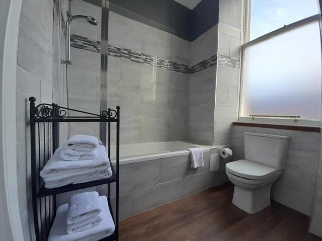 A Two Bedroom Apartment - Victorian Villa At 8 Priestfield Road Edimburgo Exterior foto
